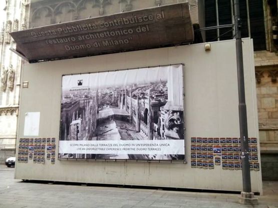 Milano, gli eco-volantini contro la pubblicità sul Duomo