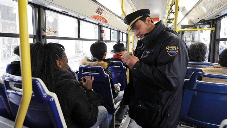 Controllori privati e tornelli sui nuovi bus, Gtt dichiara guerra a chi non paga