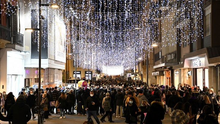 Covid, la stretta di Natale: Ffp2 per cinema e bus. Chiuse le discoteche