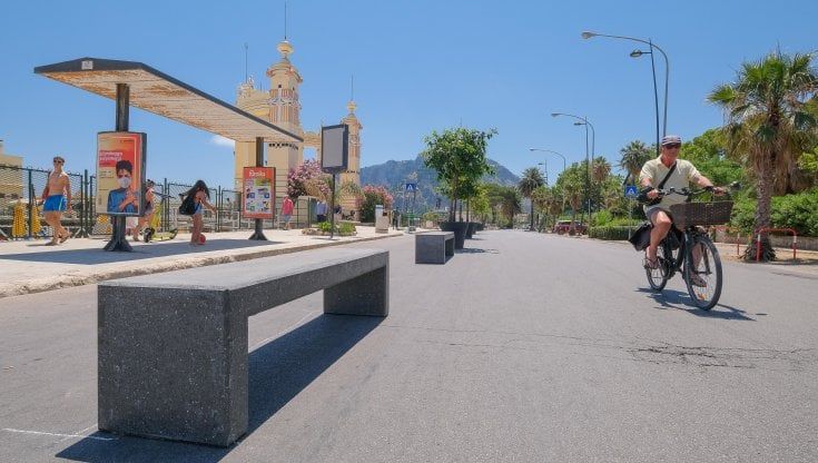 Mondello: estate a piedi, dehors sul lungomare e di sera musica nei lidi