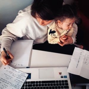Lavoro, nel 2019 dimissioni per 51 mila neogenitori. In sette casi su dieci a lasciare è la madre