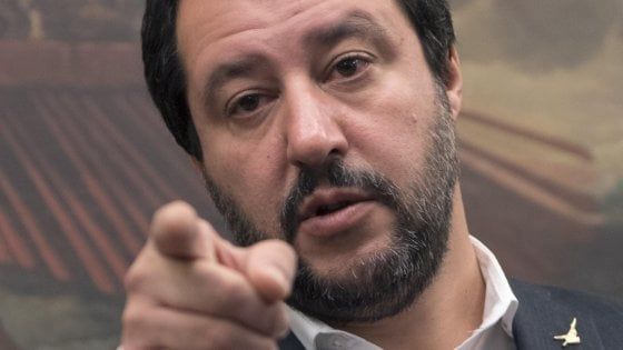 Salvini sfida Berlusconi: "Firmi programma o niente alleanza. E se avrò più voti sarò premier"