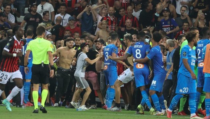 Francia, follia ultrà a Nizza. Il governo: "Paghino tifosi e club"