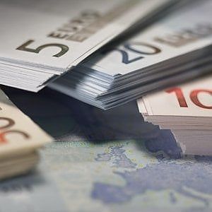 Raggirano una novantenne malata e le sottraggano oltre un milione di euro