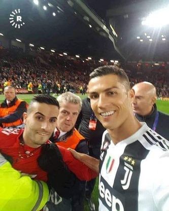 Ronaldo scatta un selfie con l'"invasore" curdo dell'Old Trafford, la foto fa il giro del mondo