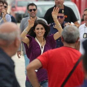 Palermo, festa M5s. Raggi acclamata al Foro Italico:"Gli assessori? Si decide a Roma". Tensione con la stampa