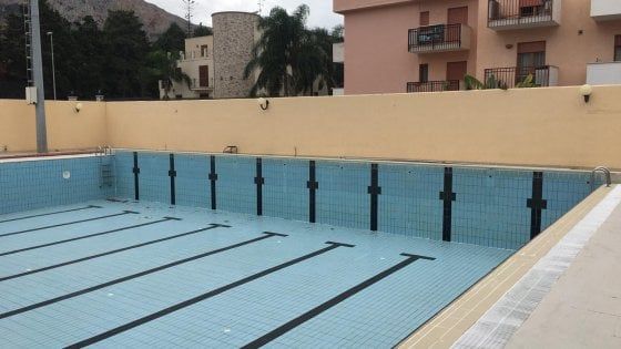 Terrasini, la piscina comunale chiusa per lavori, ma il cantiere non parte