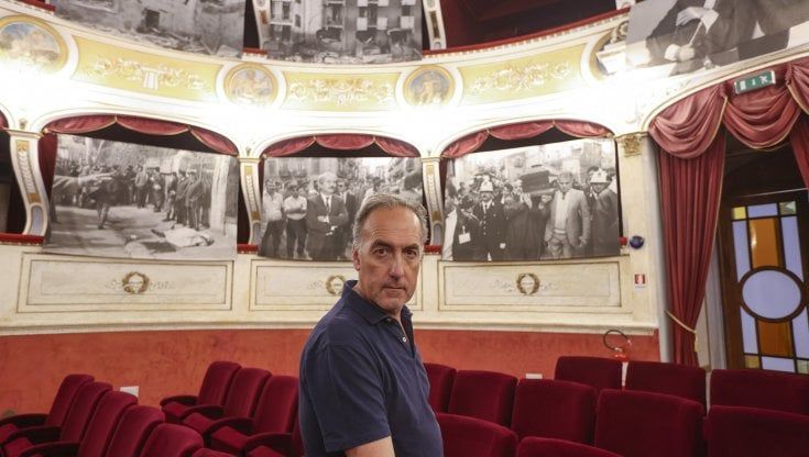 Le foto di Tony Gentile sui lenzuoli bianchi in mostra nel paese di Sciascia