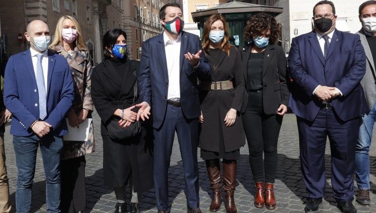 Lega, dall'Europa alla pandemia fino ai migranti, il controcanto di Salvini che stressa il governo Draghi