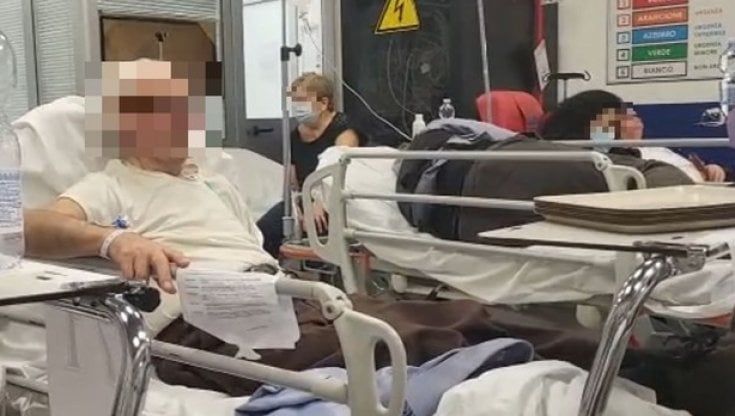 Villa Scassi di Genova scoppia, pronto soccorso intasato e pazienti in barella