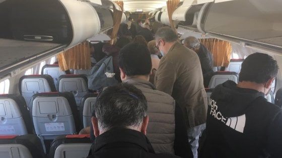 Coronavirus, Musumeci contro Alitalia: "Non rispetta sicurezza sui voli con la Sicilia" 