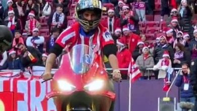 L'omaggio a Jorge Martin: il campione del mondo della Motogp sgasa nello stadio dell'Atletico Madrid