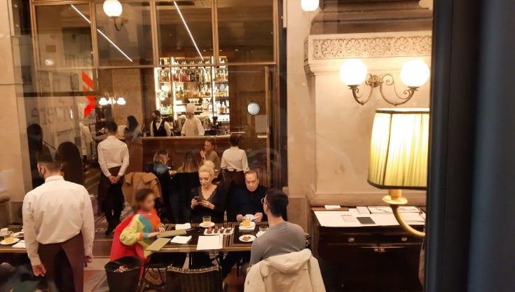 Silvio Berlusconi, merenda da Cracco in Galleria con la fidanzata Marta Fascina e i nipoti