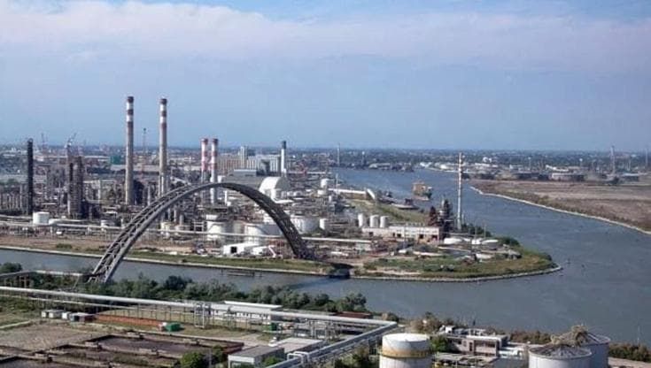 Porto Marghera, un futuro sospeso tra veleni e silenzio