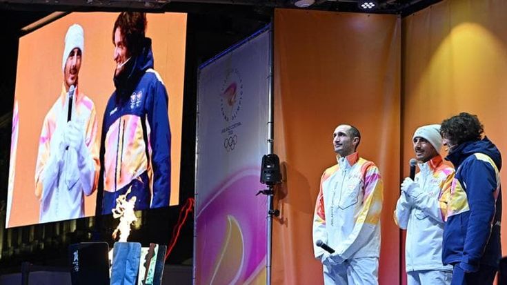 La corsa della fiamma olimpica a Torino, tra sorrisi e un po’ di nostalgia