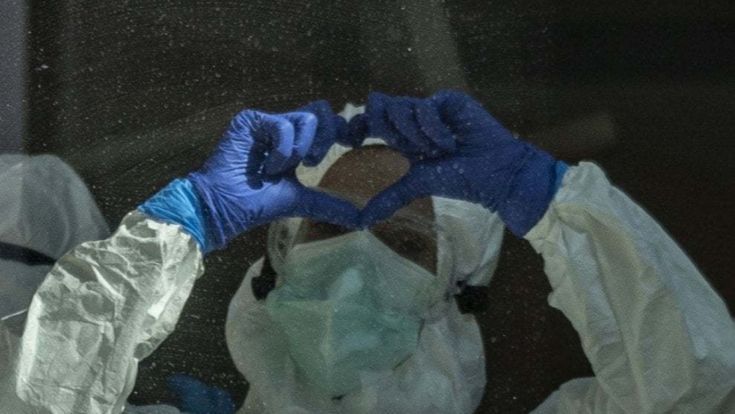 Coronavirus: "Noi dalla trincea della terapia intensiva vi diciamo: piano con gli aperitivi in piazza..."