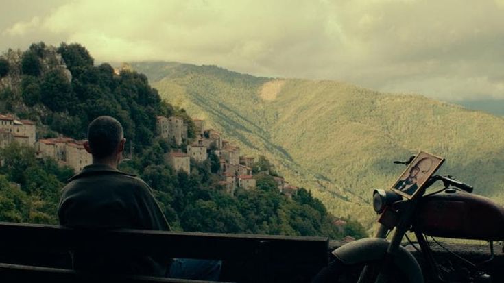 Cinema: “I sogni abitano gli alberi”, la storia di un amore sospeso tra sentimento e follia