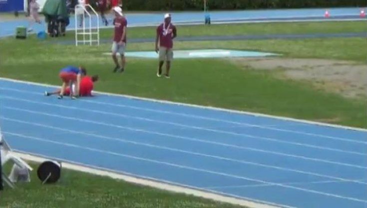 Corsa di atletica a Lucca, bambino di 11 anni rinuncia alla vittoria per aiutare un rivale caduto