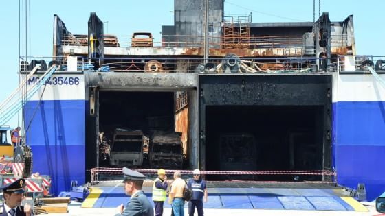 Bari, aperto al porto il relitto della Norman: sul traghetto si cercano i corpi delle altre vittime
