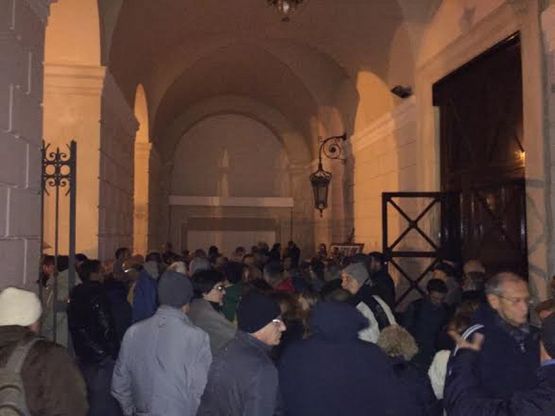 Foggia, tutti in coda di notte per abbonarsi al teatro