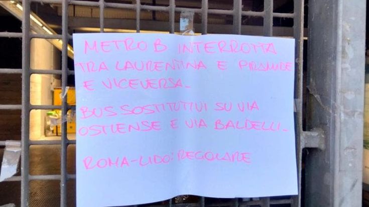Metro B, disagi tra Piramide-Laurentina: donna tenta il suicidio e il macchinista la salva