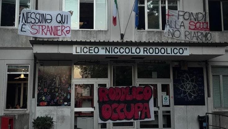 Undici scuole di Firenze occupate: “No ai tagli all’istruzione e al riarmo, il futuro ci appartiene”