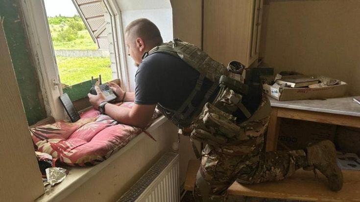 Ucraina, joystick e bombe: la guerra fai-da-te dei giovani “dronisti”