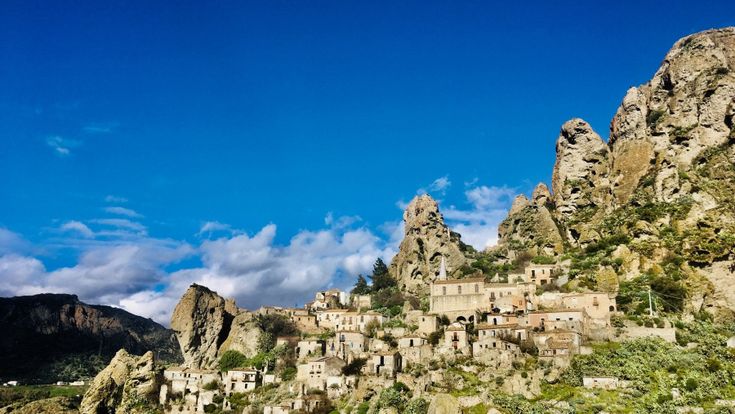 In viaggio tra i borghi d'Italia. Pentedattilo, una grande mano eretta verso il cielo