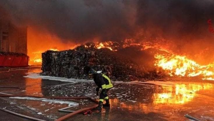 Brucia capannone di rifiuti plastici, una nube nera sopra Augusta