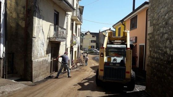 Frana la montagna di San Rufo. Fango e detriti nel centro abitato
