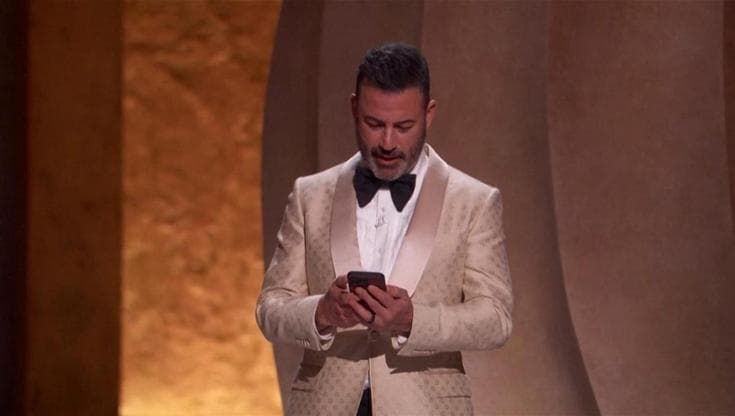 Kimmel replica a Trump dal palco degli Oscar: "Ancora in piedi? Non è un po' tardi in prigione?"