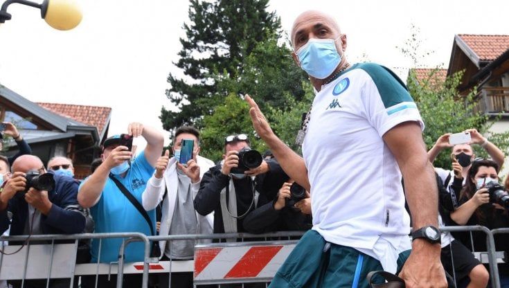 Napoli, partenza a fari spenti: ma i tifosi ancora pensano al Verona. Di Lorenzo firma fino al 2026