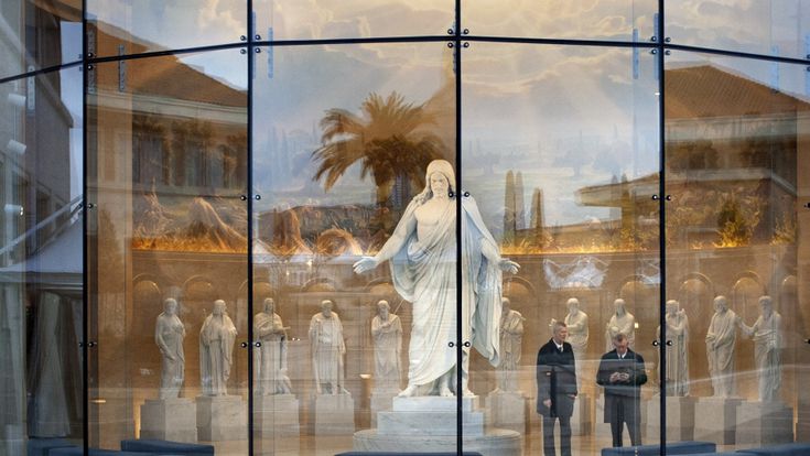 Sfarzo e fede, tutti in fila per entrare nell'astronave dei mormoni