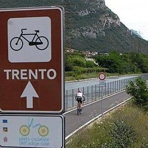 Auto investe gruppo ciclisti, un morto e un ferito nel veronese
