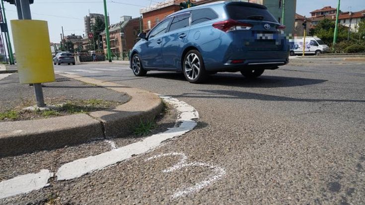 Auto pirata investe un ciclista di notte in piazza Abbiategrasso: l’uomo è in gravissime condizioni. Coinvolti due suv a noleggio