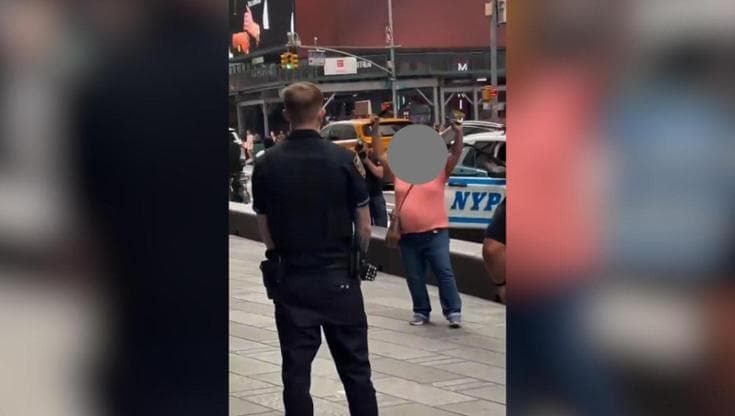 New York: donna accoltella due persone a Times Square, la polizia usa il taser e apre il fuoco