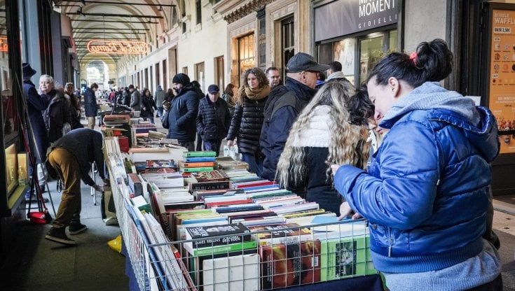 Il rito della domenica in piazza Carlo Felice, a caccia di libri tra scrittori, lettori e incontri inaspettati