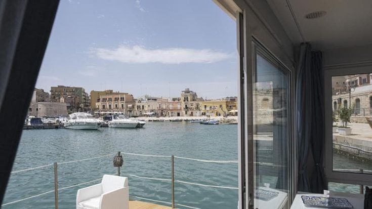 In Puglia turisti incantati dalle case galleggianti, nelle houseboat si vive sul mare ma con tutti i confort di una hotel: "Che bello addormentarsi cullati dalle onde”