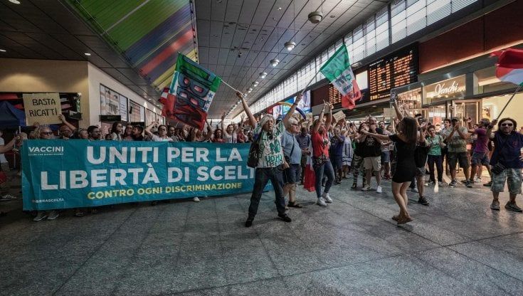 Minacce dei No Green Pass a Cirio, aperta un'inchiesta per terrorismo. Oggi la protesta a Porta Nuova: "Bloccheremo i treni"