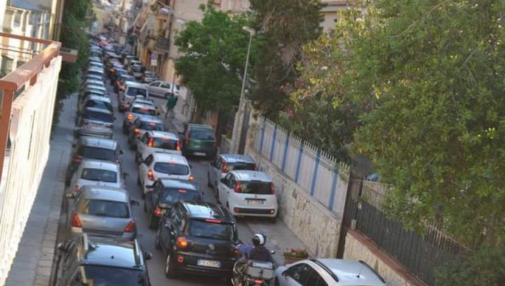 Traffico e mercatini incubo estivo: a Sferracavallo i residenti chiedono soluzioni