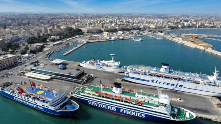 FdI, la gara dei fedelissimi per Meloni a Bari: pullman e carovane per la festa al porto