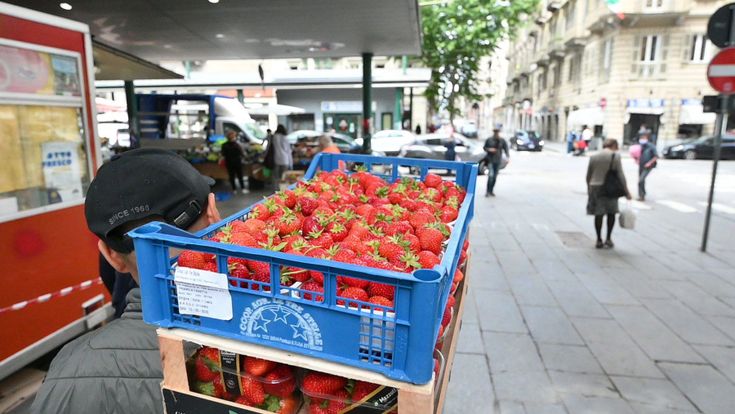 La voglia di ripartire di San Salvario, tra tavolini in strada e folla al Valentino
