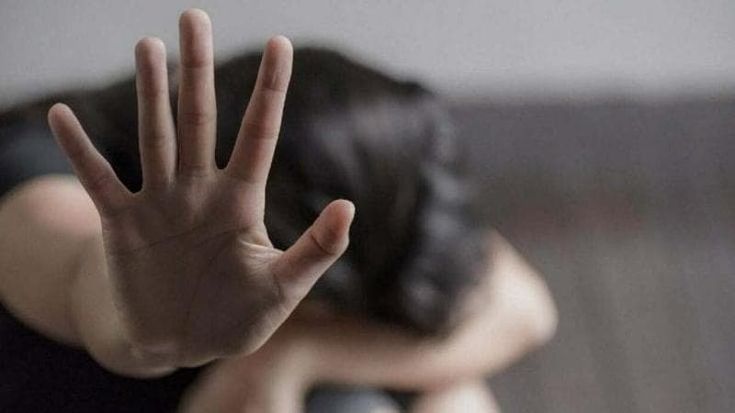 Violenza sessuale in autobus su una minorenne a ora di pranzo