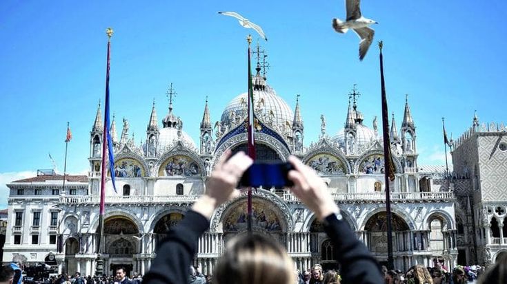 Boom di arrivi turistici nel 2025: 185 milioni, più 7%. Trainano stranieri e extra-alberghiero