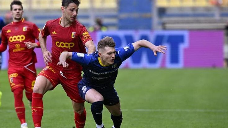 Il Parma cade in casa con il Catanzaro, Venezia ribaltato dalla Reggiana. Il Como sale al 2° posto, tonfo della Cremonese. La Samp colpisce ancora