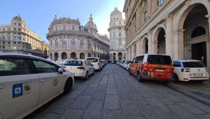 Sciopero taxi a Genova, auto in piazza De Ferrari e incontro in Regione