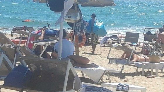 Sulla spiaggia di Sabaudia, dove la paura del Covid tiene lontani gli ambulanti