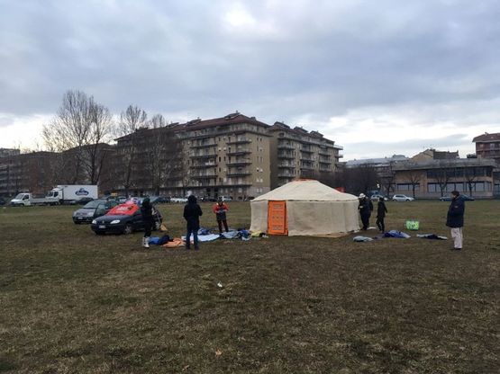Torino, è una yurta mongola la sede elettorale del candidato Schwarz
