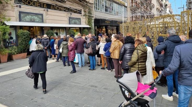A Bari decine di clienti in coda davanti a Cima: via Sparano invasa per la svendita prima della chiusura