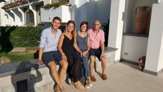 La famiglia belga e la borsa di valore restituita dagli ischitani: “Nessuna ricompensa, qui siamo così”